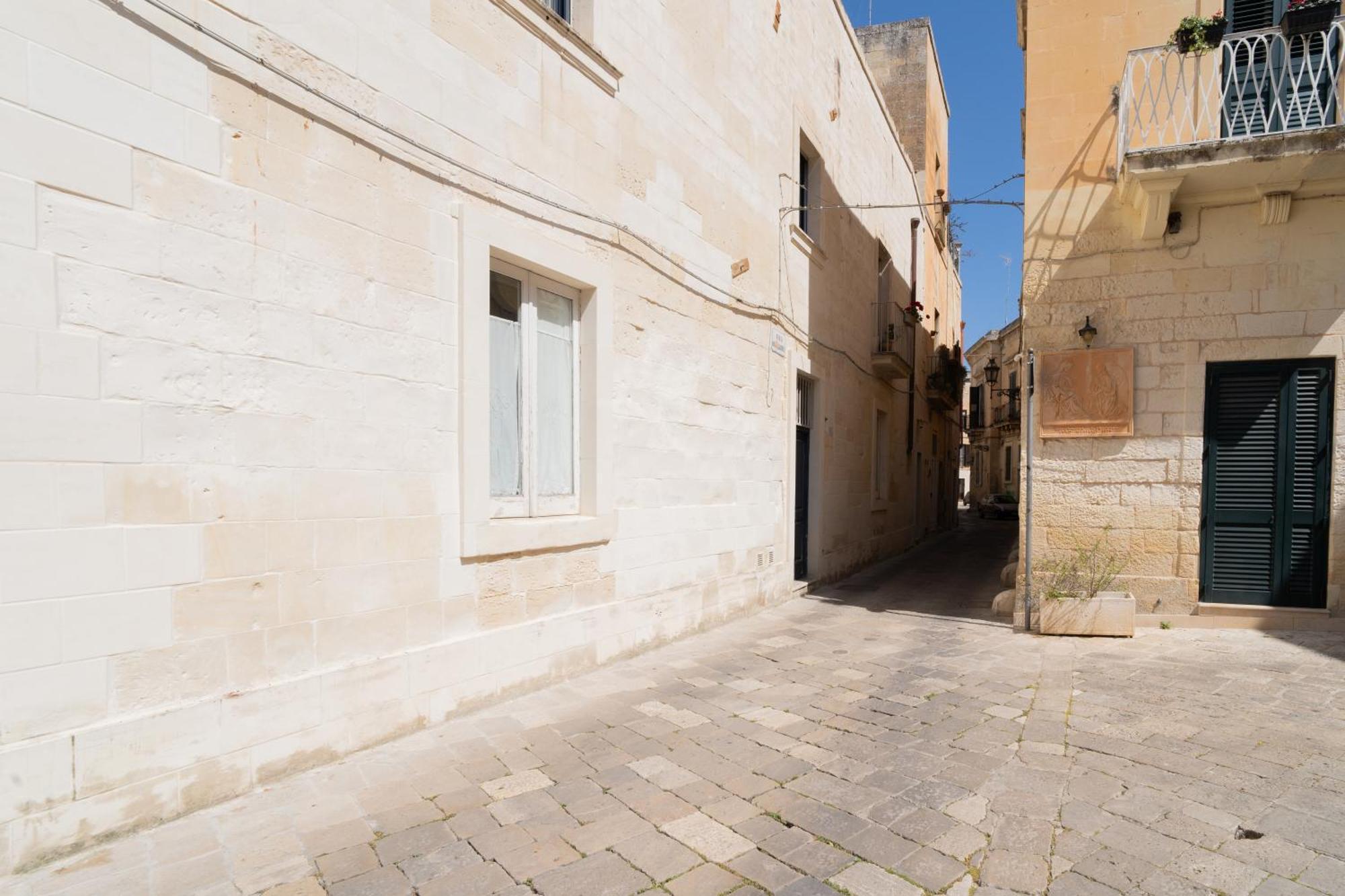 Essential Suite By Dimora Barocca Lecce Exterior foto